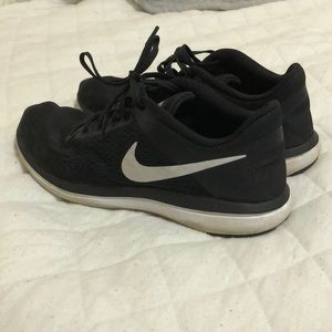 Black Nike Flex Run